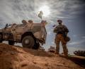 Bild: Michael Kappeler/dpa
Ein Soldat der Bundeswehr steht am Flughafen nahe des Stützpunktes im Norden Malis.