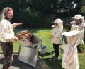 Bild: Laura Kittner/exb
Gut geschützt lernten die Kinder viel über Bienen und die Imkerei.