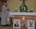 Bild: kro
Pfarrvikar Markus Hochheimer (Mitte) verabschiedete sich beim Gottesdienst von Maria Loreto, Konzelebrant war Ruhestandsgeistlicher Ferdinand Kohl. Zudem wurde der Verstorbenen Robert Treml (unten links) und Ferdinand Vogl gedacht, Männer der ersten Stunde im Förderverein Maria Loreto.