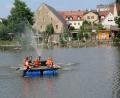 Bild: jzk
Sehr gut gefallen hat den Kindern die Floßfahrt mit ihrem Betreuer Lukas Brilla auf dem Kemnather Stadtweiher.