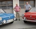 Bild: ge
Vier Senioren auf einem Bild: Links der größere BMW 700 LS von 1969, rechts der aktuell restaurierte rote BMW 700 Coupé Baujahr 1961. Georg Lehner (links) und Eugen Fricke sind sehr stolz auf die kostbaren Stücke, die in Sammlerkreisen stolze fünfstellige Summen wert sind.