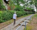 Bild: Josef Wieder
27 Meter lang ist die "städtische" Weißdorn-Hecke (links), für die Helga Suttner die Pflegepatenschaft übernommen hat, um sie vor der Beseitigung durch die Stadt zu bewahren. Die Hecke (rechts) jenseits des Gehsteigs hin zur Hofackerstraße, pflegt die Stadt aber weiterhin selbst.