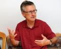Bild: Stephan Huber
Jahrzehntelang war Stefan Hirblinger Priester und Lehrer im Kirchendienst, jetzt ist der 59-Jährige Ehemann, zweifacher Vater und Freiberufler.
