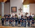 Bild: wec
Die Pfarreiengemeinschaft Theuern-Ebermannsdorf-Pittersberg verabschiedet bei einem Gottesdienst ihren Gemeindepraktikanten (hinten, ab Fünfter von links): Ruhestandspfarrer Josef Beer, Pfarrer Herbert Grosser, Gemeindepraktikant Johannes Tauer, Richard Bäumler (Kirchenverwaltung Theuern), Kathrin Blödt, Günther Denk (Pfarrgemeinderatssprecher) mit zahlreichen Ministranten aus den drei Pfarrteilen.