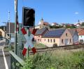 Bild: Gerhard Götz
Die Bahn ist und bleibt in Nabburg ein kommunaler Dauerbrenner. Zusätzlich zur geplanten Beseitigung des schienengleichen Bahnübergangs (Bild) rückt immer mehr die beschlossene Elektrifizierung der Strecke mit dem notwendigen Lärm- und Erschütterungsschutz in den Fokus.