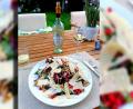 Bild: Ulrike Köstler
Ein Genuss für den heißen Sommerabend: Ulrike Köstler vermengt Salat mit der pikanten Note eines Parmesankäses und der Frische von Granatapfelkernen. Ein richtiger Sommerabendsalat.