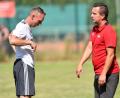 Archivbild: A. Schwarzmeier
Der Grafenwöhrer Trainer Martin Kratzer (rechts) bespricht sich mit seinem Offensivspieler Alexander Dobmann. Dem Landesliga-Vorletzten gelang ein überraschender 3:0-Testspielsieg bei der in der Liga auf Platz zwei liegenden SpVgg SV Weiden.