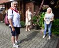 Bild: mng
Groß war die Freude bei Hildegard Haupt (links) vom Ambulanten Hospizdienst Weiden-Neustadt/WN: Bärbel Wolf und Roswitha Pemp (von rechts) händigten ihr 450 Euro aus – Geld, das für Mund-Nasen-Masken gespendet wurde. Um die gut 2000 Exemplare zu produzieren, absolvierten die Näherinnen eine Unmenge an Stunden an der Nähmaschine.