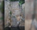 Bild: tss
Zwei grüne Gartenstühle stehen seit einiger Zeit in einem ehemaligen Steinbruch auf einem schmalen Vorsprung mitten in der senkrechten Granitwand. Wie sie dorthin gekommen sind, ist ein Rätsel.