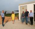 Bild: fpoz
Landrat Roland Grillmeier (links) und Bürgermeisterin Margit Bayer (Zweite von links) besichtigen die neue Photovoltaikanlage der Metallverarbeitung Schraml, die eine kohlendioxidneutrale Produktion ermöglicht. Mit im Bild: Pauline Schraml, Geschäftsführer Alexander Schraml und Firmengründer Reinhold Schraml (ganz rechts).