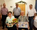 Bild: wlr
Der stets gute Laune verbreitende Bäckermeister in Ruhestand Erich Kern feiert sein 60-jähriges Tischtennisjubiläum mit Vereinskollegen (Erick Nickl stehend links und Günther Kick stehend rechts), die ihn auch zum 80. Geburtstag hoch leben lassen. Bürgermeister Martin Schregelmann überbringt die Glückwünsche der Gemeinde.