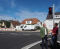 Bild: bl
Die Ampel mit dem roten Pfeil an der Kreuzung Neunburger Straße/Oberviechtacher Straße sorgt für Sicherheit bei den querenden Fußgängern und erleichtert gleichzeitig den Linksabbiegern das Einscheren in die vorfahrtsberechtigte Straße.