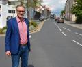 Bild: jr
Bürgermeister Bernd Sommer steht an der Einmündung der Münchenreuther Straße in die Egerer Straße. Ab hier wird ab kommenden Montag, 24. August, der Verkehr mit einer Ampel einseitig auf der B 299 durch Waldsassen geleitet. Ab 14. September gibt es dann sogar eine Vollsperrung, Umleitungen sind eingerichtet.