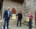 Bild: Jugendmedienzentrum T1/exb
Startschuss (an der ersten Station der Schnitzeljagd) mit Bürgermeister Roman Schäffler (von links) und T1-Leiter Philipp Reich.