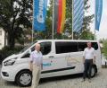 Bild: fg
Klaus Conrad (links) stiftet Hirschau ein neues Stadtmobil. Bürgermeister Hermann Falk freut sich und sagt danke.