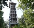 Bild: Petra Hartl
Wer sich über 107 Holzstufen auf den 2013 neu gebauten Aussichtsturm 22 Meter in die Höhe kämpft, genießt einen beeindruckenden Ausblick zum Vulkankegel Rauher Kulm im Norden und bei besten Sichtbedingungen mit dem Fernglas sogar bis zum Großen Arber im Südosten.