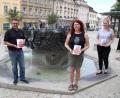 Bild: cog
Am Geschichtsbrunnen auf dem Luitpoldplatz startet die Themenstadtführung „Auf den Spuren der Wittelsbacher“. In der neuen Broschüre „Sulzbach-Rosenberg kennenlernen“, die (von links) Kerstin König (Touristeninformation), Fred Tischler (Kulturwerkstatt), Patrizia Zimmermann (Stadtführerin) und Nina Mutzbauer (Stadtmarketing) hier präsentieren.