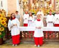 Bild: Pfarrbüro St. Emmeram Münchenreuth/exb
Sieben Ministranten wurden in der Pfarrei Münchenreuth verabschiedet. Mit im Bild Pfarrgemeinderatssprecherin Bettina Männer (hinten links) und Pater Friedhelm Czinczoll (hinten, Mitte).