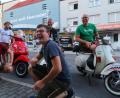 Bild: Kunz
Riesengaudi. Julian und Thomas Wittmann (vorne) mit Mitgliedern des Vespa-Clubs "Rio Nero".