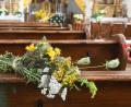 Bild: Gabi Schönberger
Coronabedingt stand das Kräuterbuschen-Binden auf der Kippe. Mehrere Michldorfer haben auf eigene Faust Kräuter und Blumen gepflückt und nun zu insgesamt 120 Büschen gebunden.