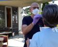 Bild: BRK-Kreisverband Tirschenreuth/exb
Im Seniorenzentrum Kemnath Haus Falkenstein werden aktuell Bewohner und Mitarbeiter auf das Coronavirus getestet. Das Bild zeigt wie Dr. Ralf Cronenberg bei einer Mitarbeiterin einen Abstrich vornimmt.
