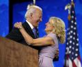 Bild: Andrew Harnik/dpa
Joe Biden, demokratischer Präsidentschaftskandidat, umarmt seine Frau Jill Biden nach seiner Rede auf dem Parteitag der US-Demokraten.