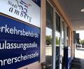 Bild: Petra Hartl
Die Zulassungsstelle der Stadt Amberg am Pfalzgrafenring 3 ist wegen des Coronavirus noch immer nicht für den regulären Parteiverkehr geöffnet. Wer einen Termin vereinbart, dessen Kfz-Anmeldung wird aber in nur ein bis zwei Tagen bearbeitet, verspricht die Stadt.
