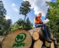 Bild: Martin Hertel/exb
Alles gut! Winfried Pfahler, Leiter des Forstbetriebs Fichtelberg, freut sich über das sehr gute Ergebnis, das der Forstbetrieb bei der PEFC-Zertifizierung erreicht hat.