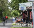 Bild: Petra Hartl
Urlaub im ländlichen Raum liegt im Trend. Hier drehen Radler eine Runde
beim Radlbahnhof in der Nähe von Amberg.