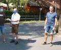 Bild: edo
300 Euro an "Hochwasserhilfe" überreichte Manfred Plößner (Zweiter von rechts) zusammen mit Karl Lorenz (links) und Thomas Riedl (rechts) für die FWG-Kreistagsfraktion an Schützenvorstand Martin Schmid (Zweiter von links).