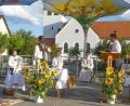 Bild: Anna Lehmeier/exb 
Mit einem besonders festlichen Gottesdienst auf dem Dorfplatz verabschiedet die Pfarrei St. Vitus Pfarrer Konrad Willi (Zweiter von links) nach neun Jahren Priesterdienst in Ursensollen.