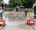 Bild: u
Spannung pur herrscht bei den Spritzenwettrennen, bei denen die hölzernen Feuerwehrautos mit einem Wasserstrahl aus einem B-Schlauch schnellstmöglich über die Ziellinie getrieben werden müssen.