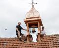 Bild: fvo
Die vier Kramer-Männer (von links) Michael, Christian, Ernst und Werner Müller bringen den Glockenturm samt Glocke des Heiligen Leonhard auf der Scheune an, wo früher einmal die Pfarrkirche der Pfarrei Bernrieth stand.