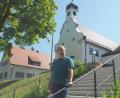 Bild: bl
15 Stufen trennen die Gottesdienstbesucher von der Tür zur evangelischen Versöhnungskirche in Neunburg. Pfarrer Gerhard Beck hat sich deshalb etwas ausgedacht,um mit dieser und weiteren Barrieren aufzuräumen.