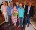Bild: ibj
Mit seiner Frau freut sich Hermann Horst (Mitte) über die Glückwünsche von Zweitem Bürgermeister Georg Götz, Pfarrer Hans Peter Heindl, VdK-Vorsitzendem Manfred Ruppert, Georg Weiß (VdK) Peter Wlach (Siedlergemeinschaft) und Männergesangvereins-Vorsitzendem Günter Winter (von rechts).