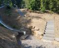 Bild: gi
Die neu angelegte Treppenanlage aus Beton im Kurpark ist zu nah am Ende der langen und steilen Rutsche angelegt. Bürgermeister Armin Bulenda erklärte, dass dies verbessert werde.