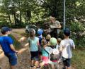 Bild: Martina Hölzl/exb
Unter dem Motto „Augen auf und raus in die Natur“ besuchten die Kinder den Waldlehrpfad
