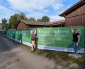 Bild: frd
Hubert Hammerer (Bauhofleiter) und Selina Hummer (Stadtverwaltung) haben zusammen mit Bürgermeister Rudolf J. Teplitzky den Zaun um den Recyclinghof aufgehübscht.