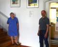 Bild: Eva Gröninger
Künstlerin Margot Babl und Bürgermeister Hans Ram eröffnen die erste Bilderausstellung im Ensdorfer Rathaus.