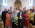 Bild: bk
Unzertrennlich wie ein Diamant gehen sie seit 60 Jahren ihren Weg Hand in Hand: Benno und Agnes Fischer mit ihren Angehörigen und Pfarrer Varghese Puthenchira vor dem Altar der Heimatkirche.