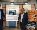 Bild: wfw
Die beiden Vorstände Norbert Waldhauser und Michael Hirmer (von links) mit dem symbolischen Spendenscheck über einen Betrag von 30 000 Euro.