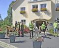 Bild: enz
Das Biopark-Team des Landschlosses Ernestgrün vor dem Hotel: Chefbiologe Manuel Thelen, Biologin Elisabeth Krause, Tierpfleger Volker Lämmerhirt und Tierpflegerin Sonja Hergedová (von rechts).