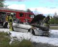 Bild: nic
Am Sonntagnachmittag brannte ein Ford auf der Staatsstraße bei Pirk bei Falkenberg aus. Weshalb plötzlich Flammen aus dem Motorraum schlugen ist laut Polizeibericht noch unklar.
