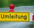 Bild: David Ebener/dpa
Zwei Wasserrohrbrüche am Sonntagnachmittag sorgten für einen großen Einsatz im Industriegebiet "Am Forst" Weiden. Die Schäden sind groß: Die betroffenen Straßen sind auf unbestimmte Zeit gesperrt.