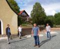 Bild: sm
Die Neugestaltung des Kapellenvorplatzes im Meerbodenreuthj macht Fortschritte. MdL Stephan Oetzinger (von links), CSU-Fraktionssprecher Ralph Bauer, zweiter Bürgermeister Dominik Bachnagel und Hans Reichls, dem Sprecher der Meerbodenreuther Vereinsarbeitskreise, machten sich ein Bild vom Baufortschritt.