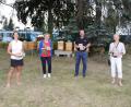 Bild: ero
Klaus Herdegen (Zweiter von rechts) stellt Heike von Eyb, Brigitta Netta, und Gerlinde Köder (von links nach rechts) von der Fair-Trade-Steuerungsgruppe Amberg die Nachhaltigkeitsstrategie der Firma Lüdecke vor und überreichte das dazugehörige Prospekt und den firmeneigenen Honig.