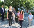 Bild: Stefan Malzer, Landkreis Tirschenreuth/exb
Johanna Dötterl absolviert momentan ihren Bundesfreiwilligendienst in der Kommunalen Jugendarbeit und Katharina Grimm ist neue Kommunale Jugendpflegerin (vorne, von links). Dazu gratulierten (hinten, von links) Landrat Roland Grillmeier, Theresia Kunz, Personalchef Walter Brucker und Jugendamtleiter Emil Slany.