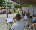 Bild: dob
Böhmische Blasmusik und Musik des unvergessenen Ernst Mosch stehen bei den Zuhörern nach wie vor hoch im Kurs. Die Besucherzahlen unterstreichen diese Feststellung bei der dritten und letzten Serenade mit den Straßenmusikanten aus Moosbach.