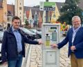 Bild: exb
Oberbürgermeister Andreas Feller (rechts) und Ordnungsamtsleiter Stefan Schamberger weisen auf die neue Kulanzzeit von 15 Minuten beim Parken in der Innenstadt hin.