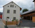 Bild: jr
Blick auf das neue Info- und Begegnungszentrum in Konnersreuth. Nicht wenige staunen, was aus dem ehemaligen landwirtschaftlichen Anwesen geworden ist.